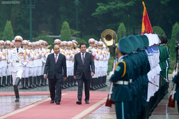 Thủ tướng Chính phủ Nguyễn Xuân Phúc và Thủ tướng Vương quốc Campuchia Samdech Techo Hun Sen duyệt Đội Danh dự Quân đội nhân dân Việt Nam. Ảnh: VGP.