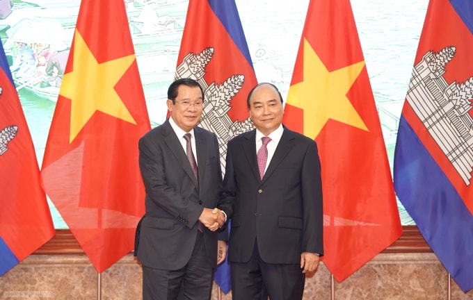 Hai Thủ tướng bắt tay trước khi bước vào hội đàm. Ảnh: VGP.