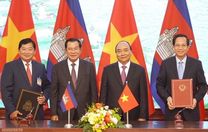 Hai Thủ tướng chứng kiến lễ ký các văn kiện hợp tác. Ảnh: VGP