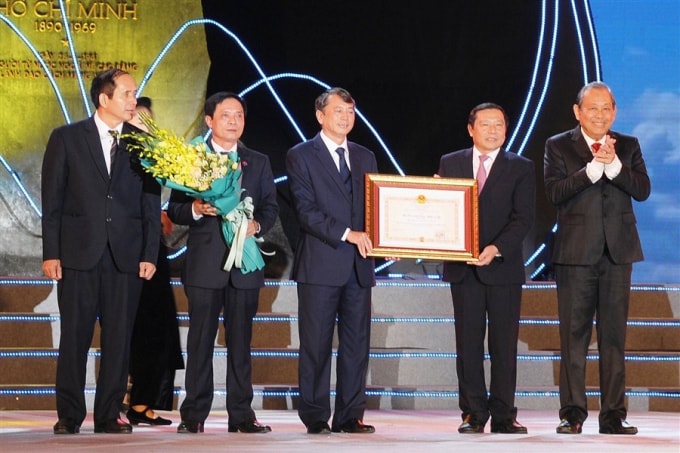 Phó Thủ tướng Thường trực Chính phủ Trương Hòa Bình trao Huân chương Độc lập hạng Nhất của Chủ tịch nước tặng nhân dân, cán bộ tỉnh Cao Bằng.