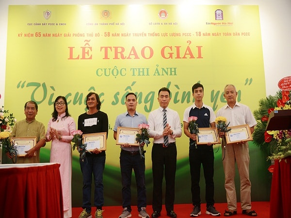 Ban tổ chức trao giải cho các tác giả đoạt giải. Ảnh: nguoihanoi