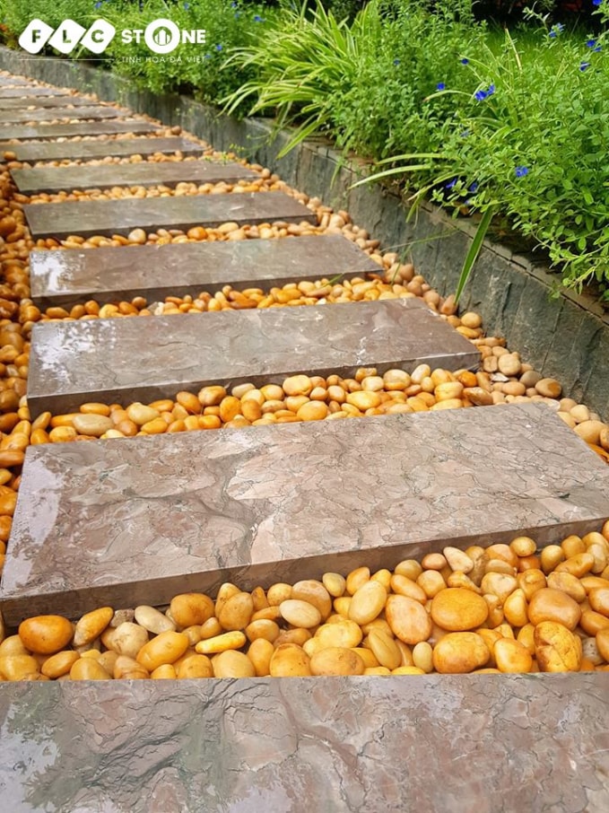 Bậc thang sân vườn bằng đá Marble Đỏ Vân Rồng của FLC STONE được nhiều gia chủ mệnh Thổ lựa chọn