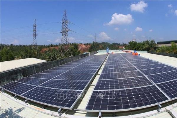 Hệ thống điện mặt trời được lắp đặt trên mái nhà xưởng của Trung tâm Sản xuất Thiết bị đo điện tử Điện lực miền Trung. Ảnh: TTXVN