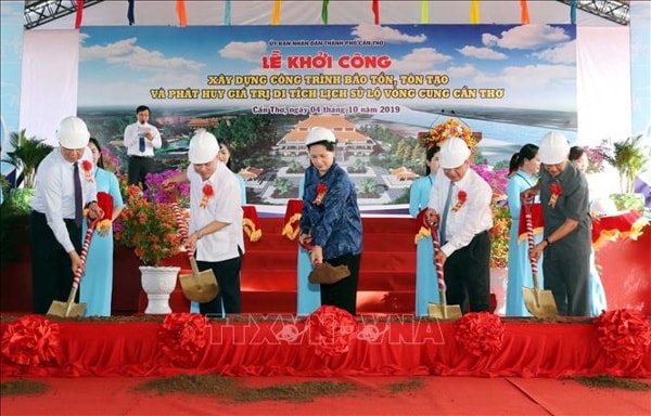 Chủ tịch Quốc hội Nguyễn Thị Kim Ngân cùng các đại biểu thực hiện nghi thức khởi công xây dựng công trình bảo tồn Di tích lịch sử Lộ Vòng Cung Cần Thơ. Ảnh: TTXVN