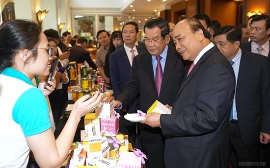 Thủ tướng Nguyễn Xuân Phúc và Thủ tướng Vương quốc Campuchia Hun Sen tham quan các sản phẩm của doanh nghiệp trưng bày bên lề hội nghị. Ảnh: VGP