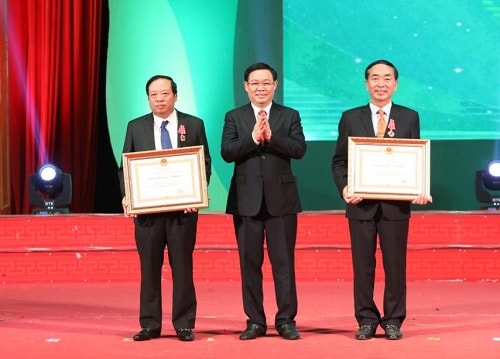 Phó Thủ tướng trao Huân chương Lao động của Chủ tịch nước cho các cá nhân có thành tích xuất sắc trong xây dựng nông thôn mới ở Thái Nguyên giai đoạn 2010- 2020. Ảnh: VGP