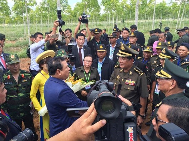 Thủ tướng Campuchia Hun Sen đặt chân lên mảnh đất Lộc Ninh (Bình Phước) sau 40 năm. Ảnh: Trung Hiếu
