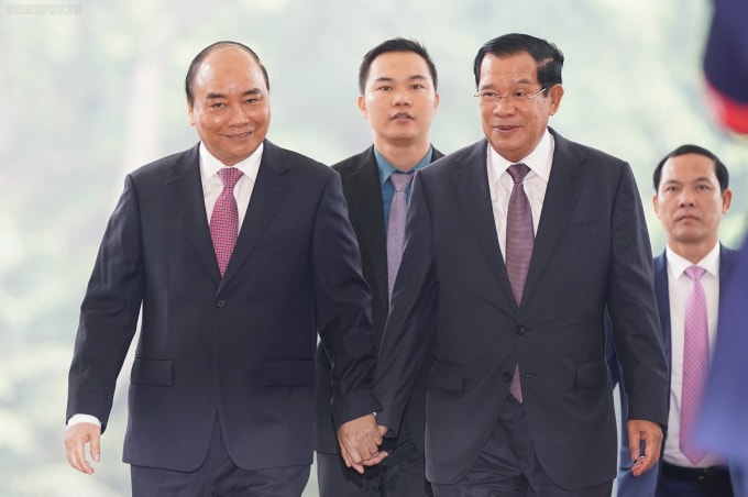 Thủ tướng Nguyễn Xuân Phúc và Thủ tướng Samdech Akka Moha Sena Padei Techo Hun Sen. Ảnh VGP/Quang Hiếu