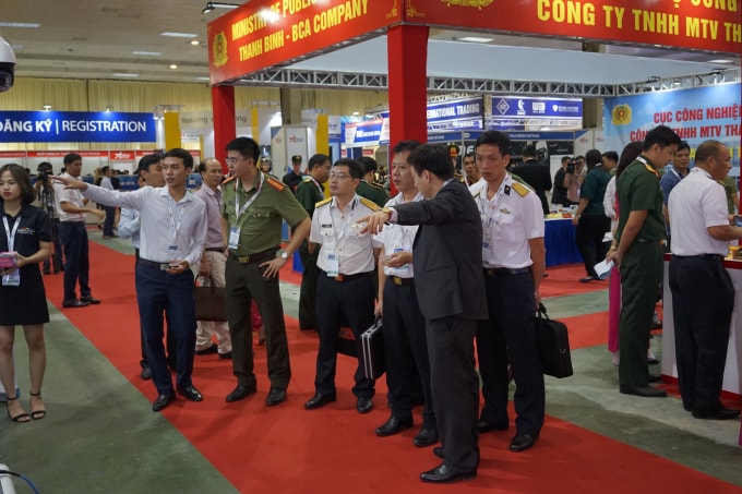 Triển lãm DSE Vietnam 2019 thu hút sự quan tâm đặc biệt của các đơn vị thuộc Bộ Công An và Bộ Quốc Phòng. Ảnh: Thuỷ Tiên