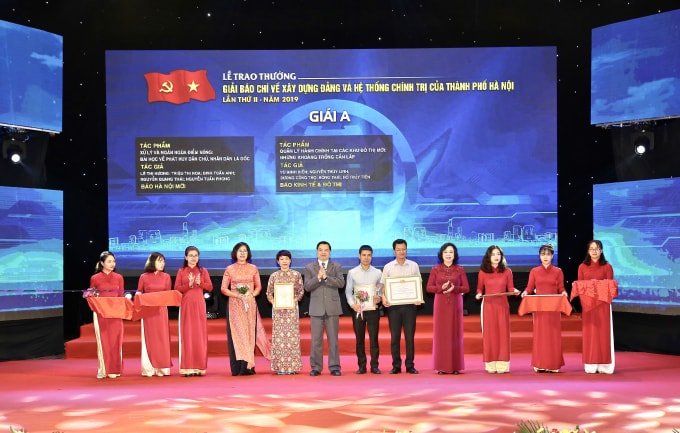Nhóm tác giả của Báo Hànộimới với tác phẩm