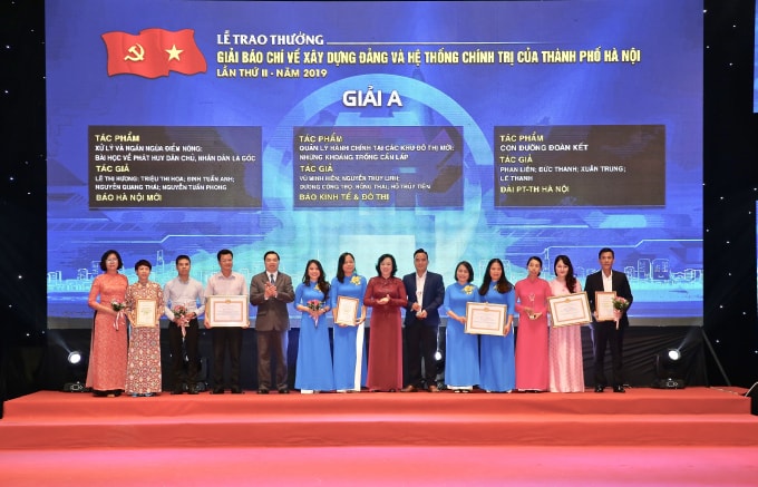 Giải Báo chí về xây dựng Đảng và hệ thống chính trị của thành phố Hà Nội lần thứ II - năm 2019 có 3 tác phẩm được trao Giải A. Ảnh: Sơn Hải