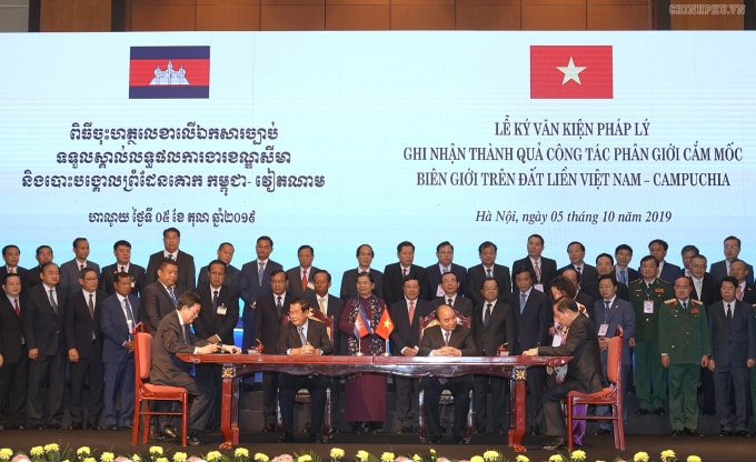 Thủ tướng Nguyễn Xuân Phúc và Thủ tướng Hun Sen chứng kiến Lễ ký Nghị định thư phân giới cắm mốc biên giới trên đất liền giữa Nước Cộng hòa xã hội chủ nghĩa Việt Nam và Vương quốc Campuchia. Ảnh: VGP