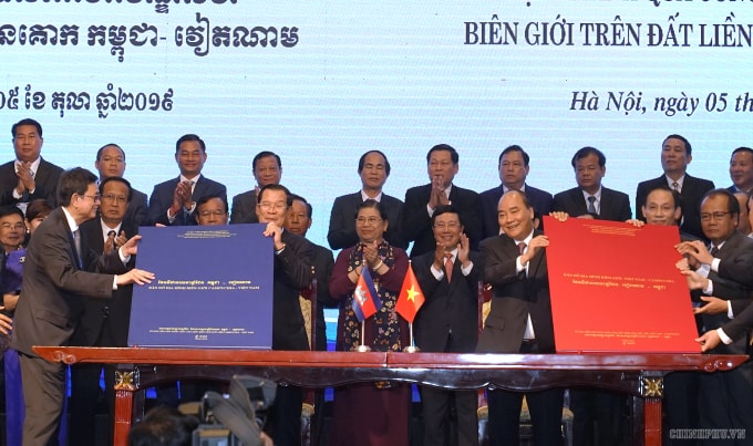 Thủ tướng Nguyễn Xuân Phúc và Thủ tướng Hun Sen chứng kiến Lễ ký Phụ lục bản đồ đính kèm Nghị định thư Phân giới cắm mốc biên giới đất liền giữa Cộng hoà XHCN Việt Nam và Vương quốc Campuchia. Ảnh: VGP