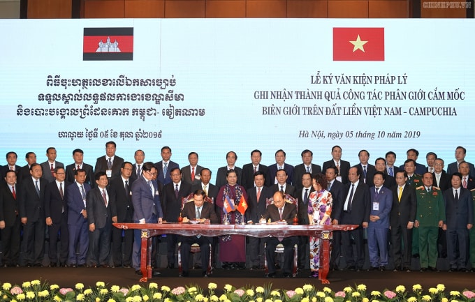 Thủ tướng Nguyễn Xuân Phúc và Thủ tướng Hun Sen ký Hiệp ước bổ sung Hiệp ước hoạch định biên giới quốc gia năm 1985 và Hiệp ước bổ sung năm 2005 giữa Nước Cộng hòa xã hội chủ nghĩa Việt Nam và Vương quốc Campuchia - Ảnh: VGP