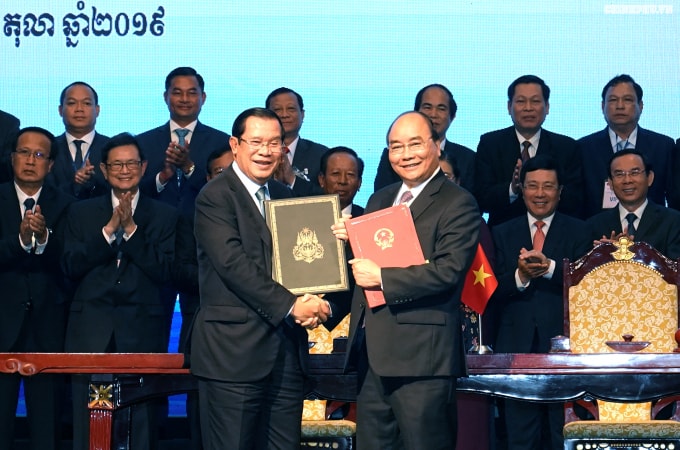 Thủ tướng Nguyễn Xuân Phúc và Thủ tướng Hun Sen trao đổi văn bản Hiệp ước bổ sung vừa ký kết . Ảnh: VGP