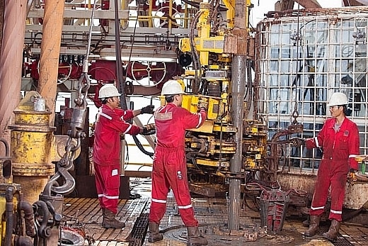 Các kỹ sư, thợ khoan đang làm việc