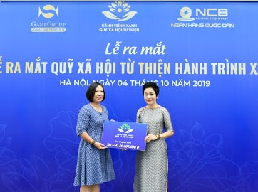 Đại diện Gami và NCB trao học bổng cho 6 hoàn cảnh khó khăn.