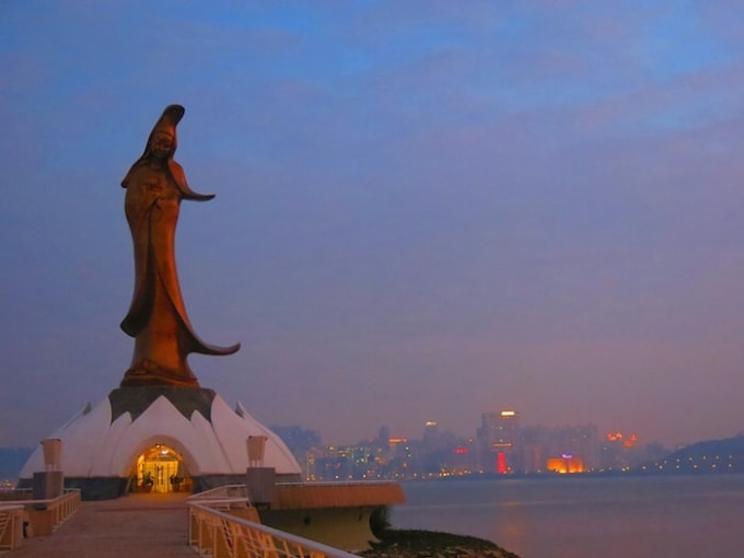 Tượng Phật Bà Quan Âm trên chùa Kun Lam lúc hoàng hôn.