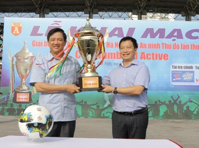 Đại diện BTC nhận Cup của giải