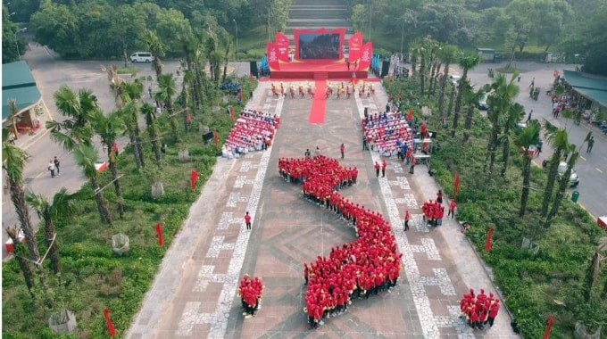 Hơn 1.000 đại biểu, hội viên, thanh niên cùng tham gia Lễ chào cờ đặc biệt “Tôi yêu Tổ quốc tôi”, xếp hình biểu tượng hình đất nước và tham gia rước đuốc hành trình.