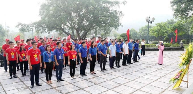 Các đại biểu cùng hội viên, thanh niên tiêu biểu đã dâng hương, báo công tri ân với các vua Hùng.