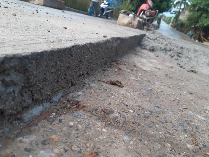 Lớp bê tông trải trước đó có nhiều dấu hiệu chất lượng kém. Ảnh Hà Long.