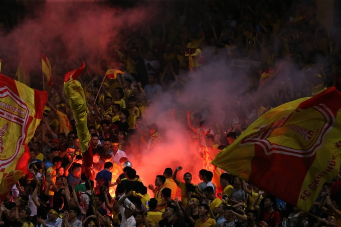 Pháo sáng tại sân vận động Hàng Đẫy trong trận đấu bù vòng 22 giải VĐQG Hà Nội FC gặp Nam Định. Ảnh: Thethao247