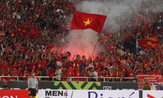 VFF từng bị AFC phạt nặng vì CĐV sử dụng pháo sáng. Ảnh: Hoàng Dương
