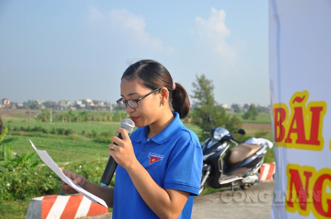 Chị Phạm Thị Mai Hiên – Bí thư Đoàn Thanh niên Thị trấn Thịnh Long - chia sẻ về ý nghĩa của chiến dịch thu gom rác trên bãi biển. Ảnh: Mỹ Ngọc