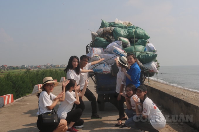 Các bao thu gom rác thải đươc chất lên xe và vận chuyển về nơi xử lý rác thải của Hợp tác xã Tân Đại Nhất (Hải Hậu, Nam Định). Ảnh: An Khang