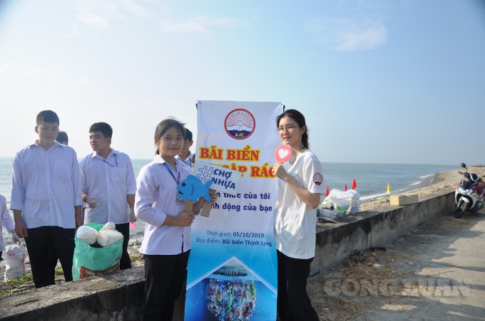 Các em học sinh trường THPT Thịnh Long cũng tham gia hưởng ứng chiến dịch. Ảnh: Mỹ Ngọc