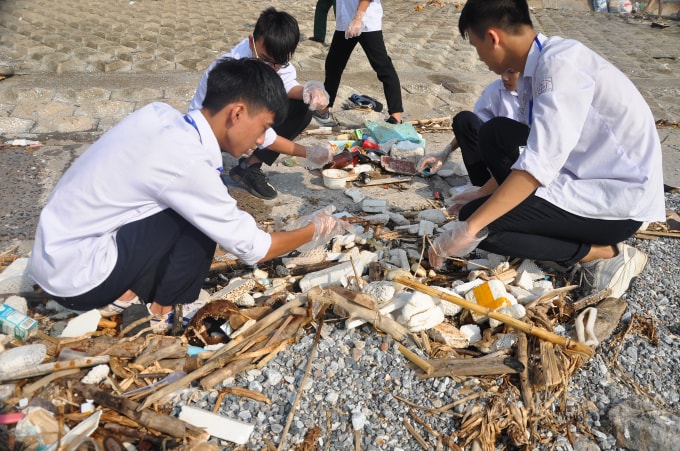Do vào thời gian con nước lên cao, lượng rác thải tăng lên đột biến, các bạn học sinh đang phân loại rác thải để thu gom xử lý. Ảnh: Mỹ Ngọc