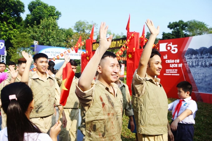 Tái hiện lại không khí tưng bừng của ngày đoàn quân tiến về giải phóng Thủ đô. Ảnh: dangcongsan.vn
