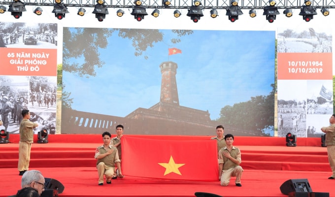 Tái hiện Lễ chào cờ lịch sử đầu tiên khi Thủ đô được giải phóng. Ảnh: hanoimoi
