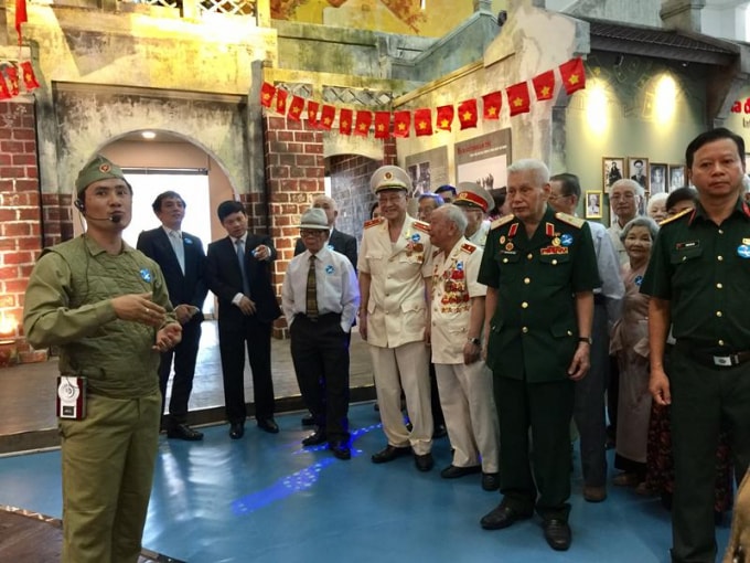Các đại biểu, du khách tham quan không gian trưng bày “Hà Nội mùa thu năm ấy