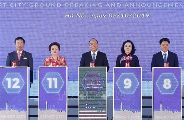 Thủ tướng Nguyễn Xuân Phúc và các đại biểu thực hiện nghi thức khởi công dự án. Ảnh: TTXVN