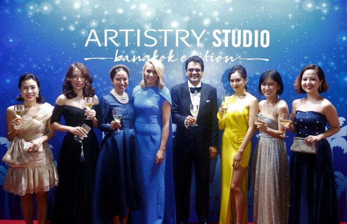 Andrea DeVos - Đại sứ toàn cầu Global Passionista của Artistry Studio, 6 Passionista tự tin đại diện cho Artistry Việt Nam mang màu sắc hiện đại và đầy cá tính sải chân trên thảm đỏ Busan.