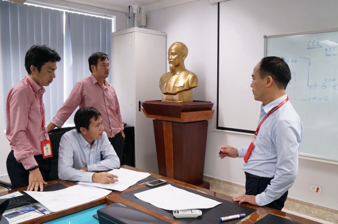Kỹ sư Đinh Văn Nhân (ngoài cùng phải) cùng nhóm tác giả.