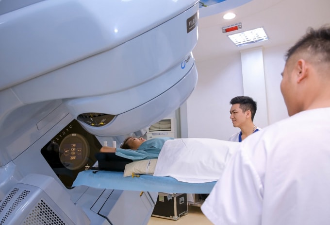 Xạ trị kỹ thuật cao có khả năng cấp liều phóng xạ cao hơn 5 - 10 lần trong thời gian ngắn, tập trung vào khối u cần tiêu diệt nên đạt được hiệu quả tối ưu và giảm tối đa tác dụng phụ.