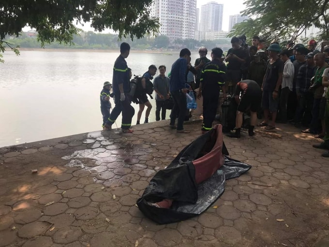 Đến khoảng 11h45 thi thể nạn nhân được đưa lên bờ