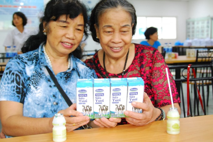 Tham quan nhà máy và được tìm hiểu về quy trình khép kín, hiện đại để làm ra các sản phẩm Vinamilk là một trải nghiệm thú vị dành cho người cao tuổi