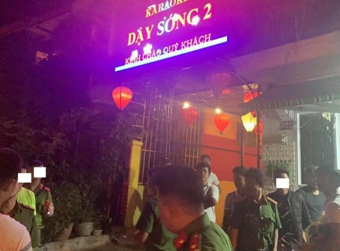 Lực lượng chức năng kiểm tra quán Karaoke Dậy Sóng 2.