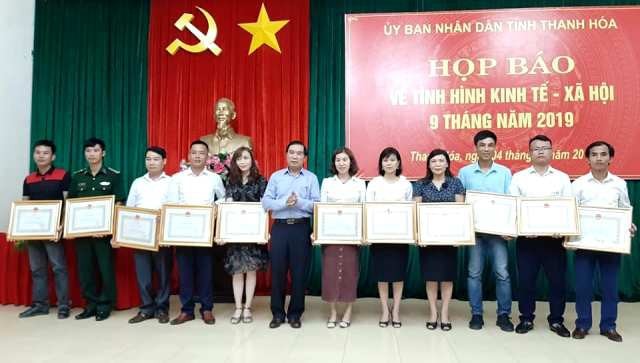 Các Phóng viên, Nhà báo được tỉnh Thanh Hoá trao tặng bằng khen vì đã kịp thời đưa tin bão lũ tại xứ Thanh