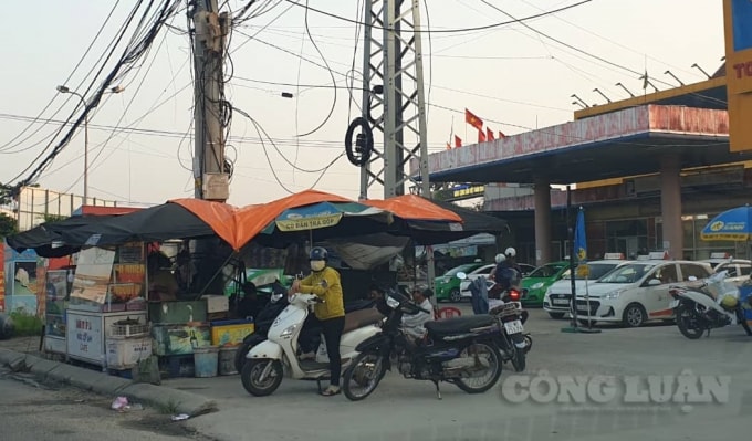 Sau thời gian bỏ hoang hơn 5 năm, tình trạng nhếch nhác thường xuyên xảy ra làm mất mỹ quan đô thị.