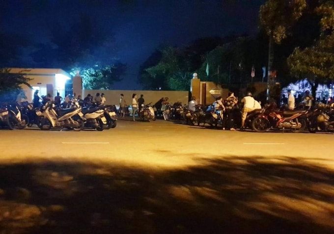 Người nhà bao vây nhà máy vì cho rằng cái chết của anh Tây là bất thường. (ảnh Mạnh Cường)