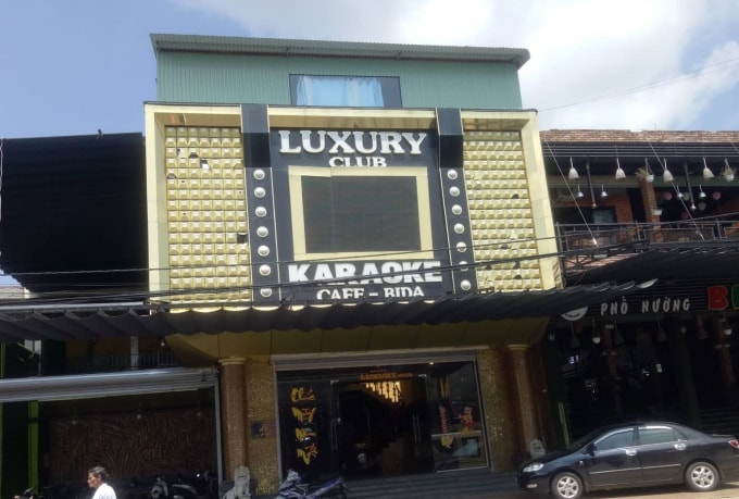 Phát hiện các đối tượng dương tính ma túy trong quán karaoke Luxury Club. (ảnh MC)