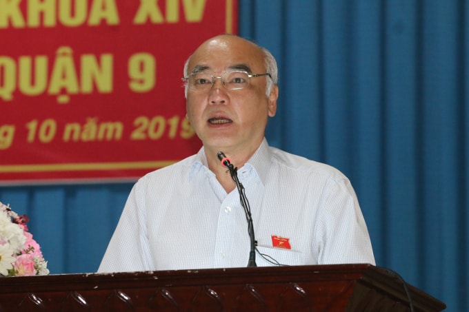 Ông Phan Nguyễn Như Khuê, Trưởng Ban Tuyên giáo Thành ủy trao đổi lại với cử tri -ảnh: H/V