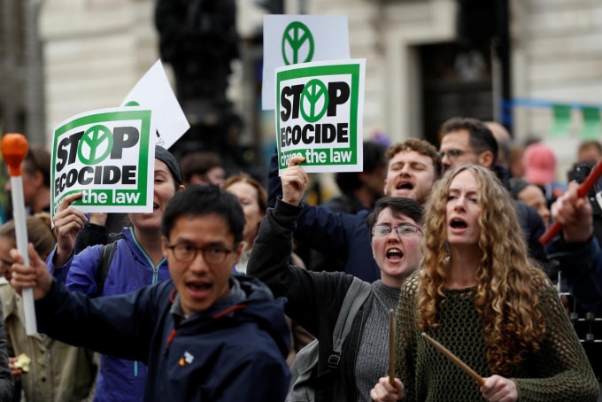Người biểu tình tại London. Ảnh: Reuters