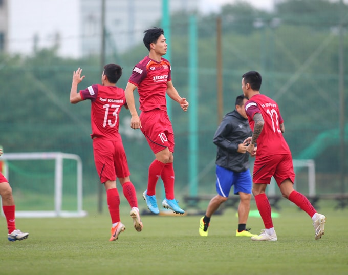 Công Phượng hăng say tập luyện cùng các đồng đội. Ảnh: Hoàng Dương