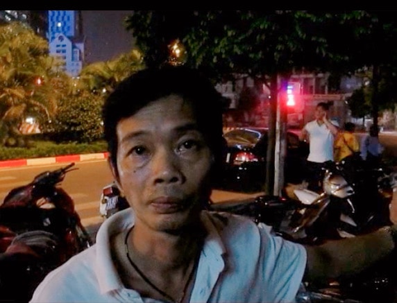 Người đàn ông xuất trình
